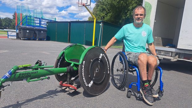 Vratislav Zdrubecký se svým speciálním sportovním vozíkem