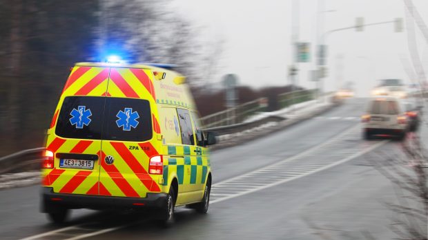 Sanitka přijiždí ke křižovatce u pardubického Parama