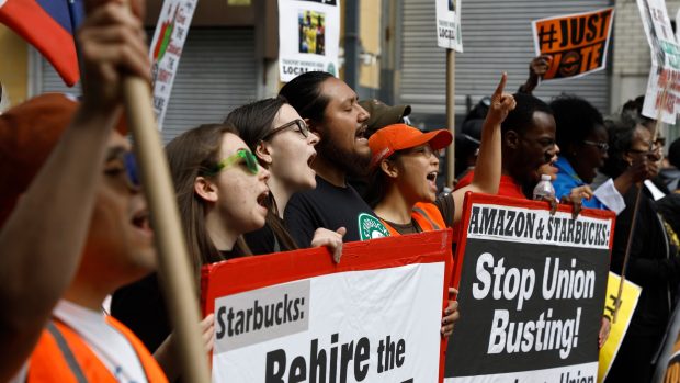 Demonstranti v New Yorku podpořili odbory Amazonu a Starbucks