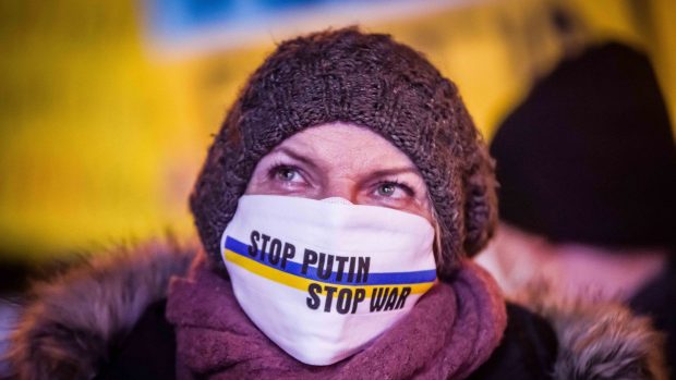 Protestující proti ruské agresi na Ukrajině