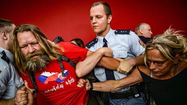 Vítězná fotka Czech Press Photo Romana Vondrouše