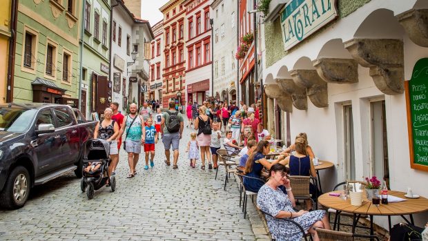 Turisté v centru Českého Krumlova