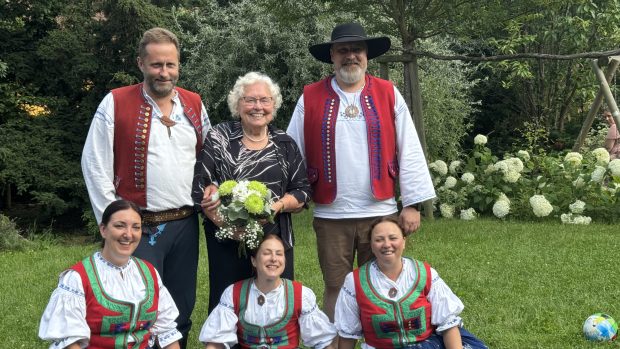 Zpěvačka a tanečnice folklórního souboru Vsacan, Zdeňka Straškrabová, oslavila 90. narozeniny