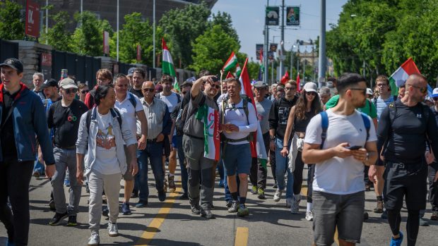 Péter Magyar (uprostřed) na protestním pochodu k Rumunsku
