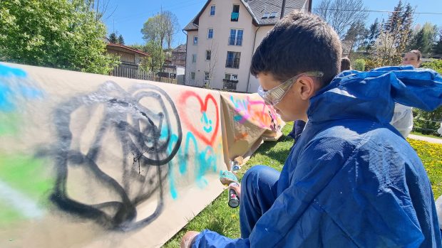 Jihlavští školáci sprejují graffiti legálně