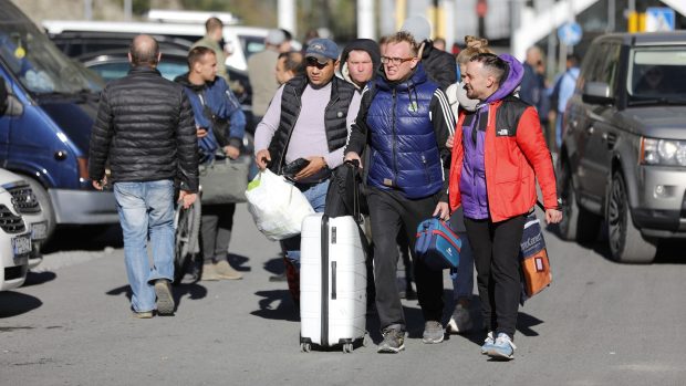 Rusové prchající před válkou do Gruzie po vyhlášení mobilizace