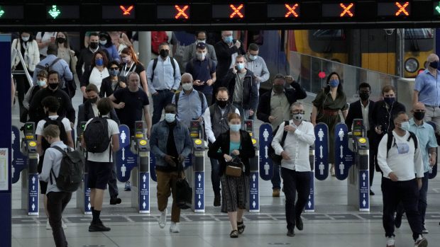 Roušky na londýnském nádraží Waterloo