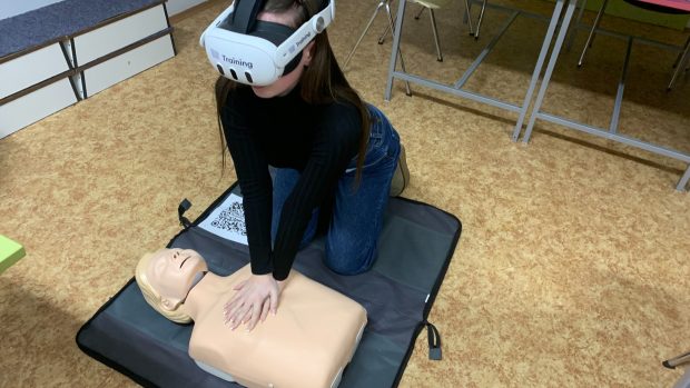 Dívka trénující resuscitaci pomocí virtuální reality