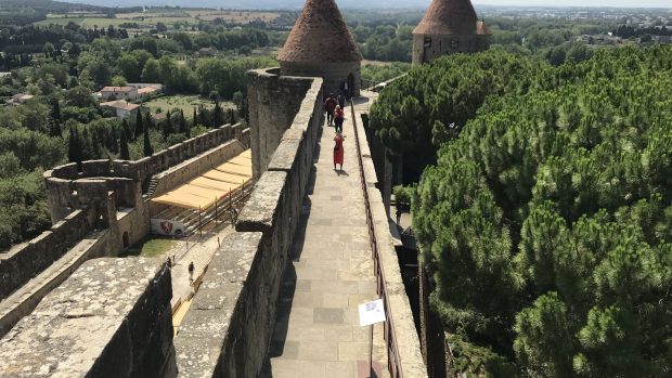 Z hradeb Carcassonne je potřeba podívat se i na druhou stranu, do dáli. Jen tak pochopíte, jak významné zdejší opevnění bylo