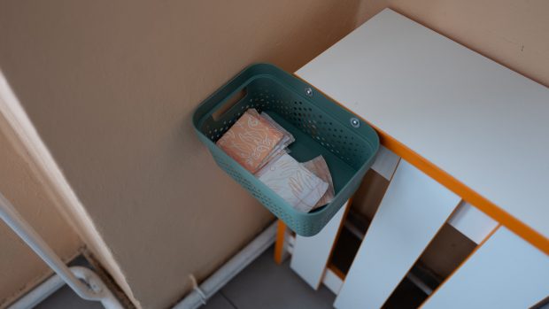 Školy řeší menstruační chudobu vložkami zdarma
