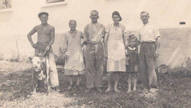 Rodina Vítových. Josef Vít starší ještě za svobodna (první zleva)