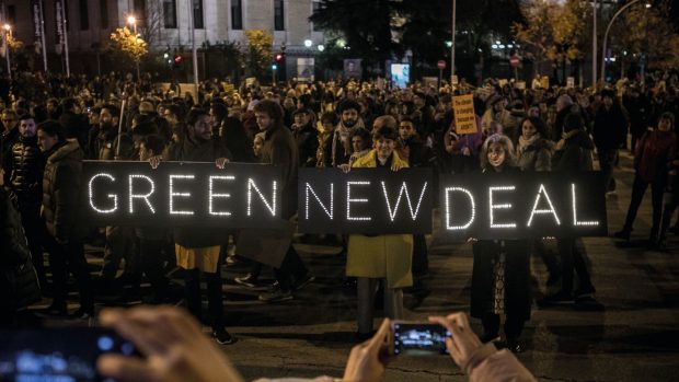 Green New Deal se přibližně překládá jako Nový zelený úděl.