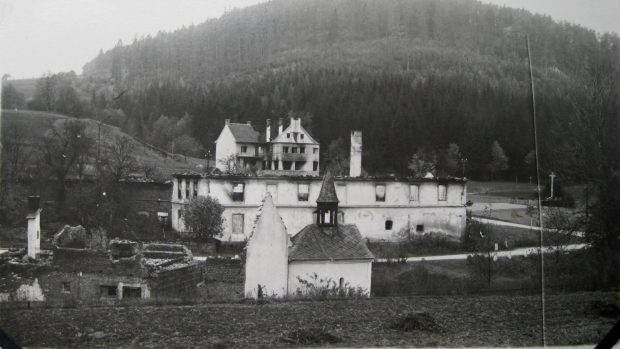 Největší statek Jaroslava Dokoupila. V pozadí vypálený hotel Adolfa Pospíšila