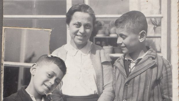 Asaf se starším bratrem Rubenem a maminkou v roce 1937