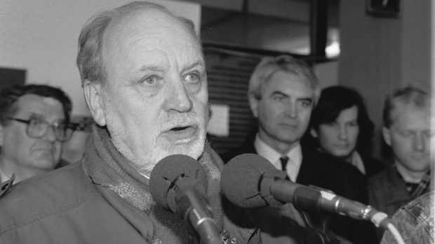 Radim Palouš promlouvá k účastníkům demonstrace na podporu prezidenta republiky Václava Havla (19. listopadu 1991)