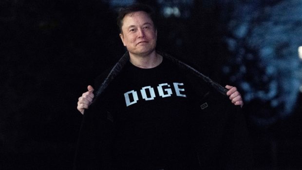 Musk s tričkem s nápisem DOGE (Úřad pro efektivitu vlády)