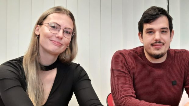 Jana Hlaváčová a Filip Charouzd, studenti TUL, kteří se podíleli na vymýšlení automatického dávkovače léků pro pacienty s Alzheimerem