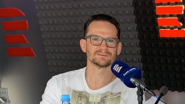 Bývalý hokejista Patrik Eliáš (vlevo) v airstreamu Radiožurnálu Sport