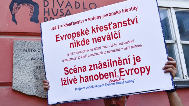 Zhruba na hodinu se aktivistům hnutí Slušní lidé podařilo narušit kontroverzní inscenaci Naše násilí a vaše násilí v Divadle Husa na provázku v Brně