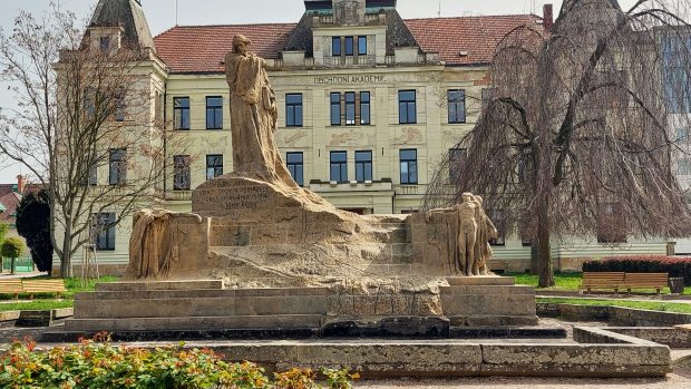 Monumentální Husův pomník v Hořicích od Ladislava Šalouna má za sebou náročné restaurování