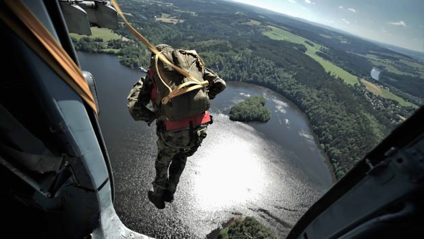 Výsadkáři musí trefit sečskou přehradu. Z výšky 300 metrů se zdá mnohem menší
