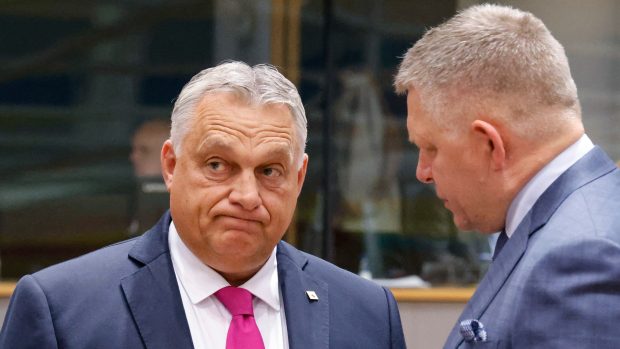 Maďarský premiér Viktor Orbán v rozhovoru se slovenským premiérem Robertem Ficem na summitu EU v Bruselu