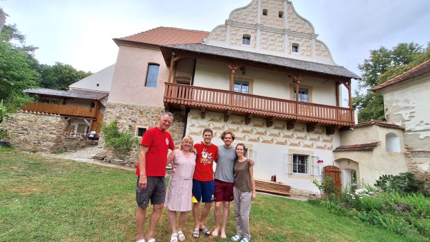 Rodina Durychových před tvrzí v Mladějovicích na Strakonicku
