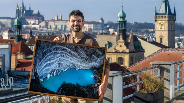Marek Audy s fotografií největšího podzemního termálního jezera