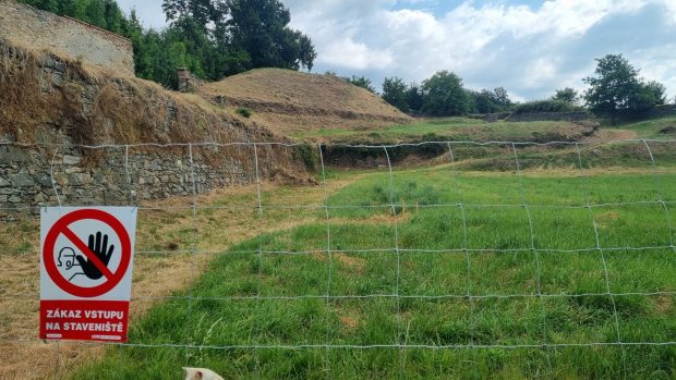 Vyvýšené místo v zámecké zahradě v Úsově, které musí prozkoumat archeologové