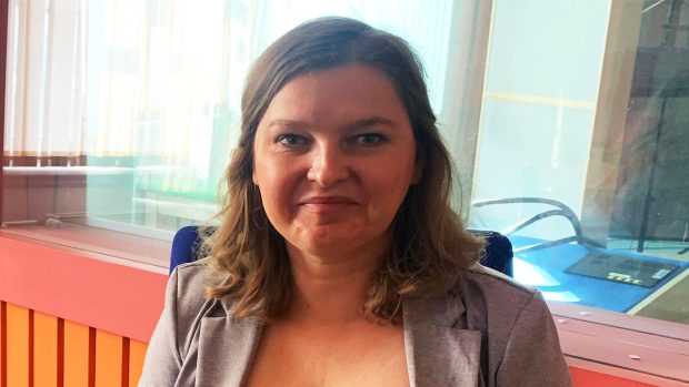 Lucie Potůčková ve studiu Českého rozhlasu Hradec Králové