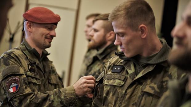 Velitel chrudimského útvaru Ivo Zelinka předává uchazečům odznak výsadkového praporu