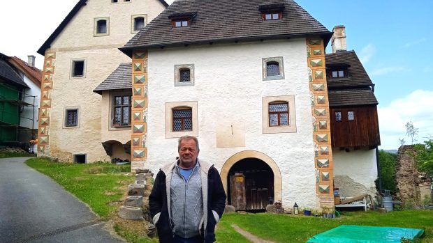 Zdeněk Švejda před tvrzí v Drslavicích