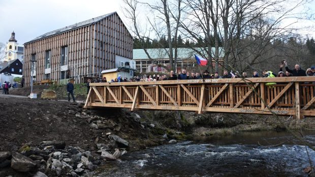 Dřevěná lávka nad Divokou Orlicí v Neratově v Orlických horách spojuje opět Českou republiku s Polskem