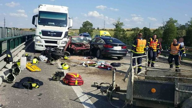 Jirku a jeho ženu na motorce srazilo protijedoucí auto s vlekem plným čerstvého betonu na obchvatu Chrudimi