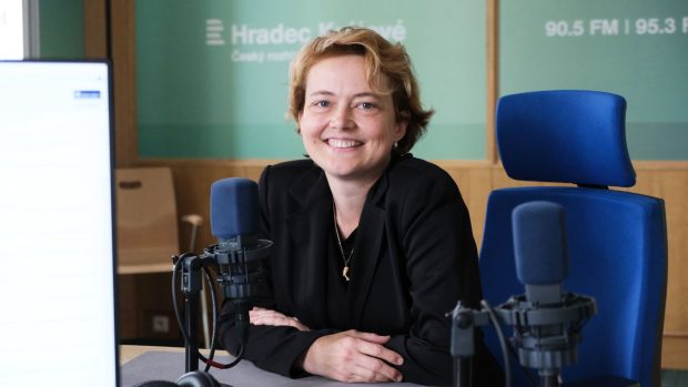 Martina Kořenová ve studiu Českého rozhlasu Hradec Králové