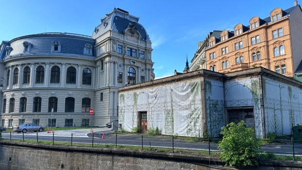 Rašelinový pavilon, nacházející se v Mariánskolázeňské ulici, je dodnes propojen s Císařskými lázněmi podzemní chodbou