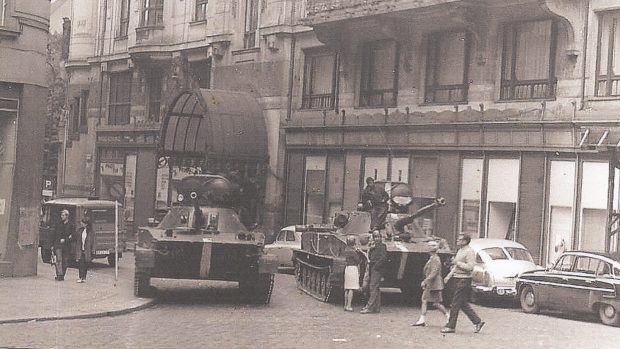 Hlavně sovětských tanků mířících do oken ministerstva dopravy 22. srpna 1968.