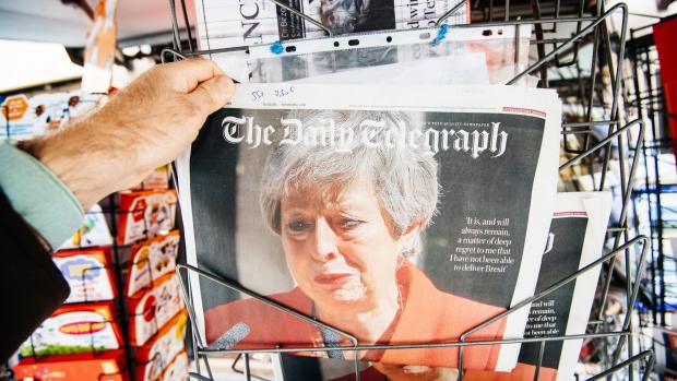 The Daily Telegraph informoval na přední straně o tom, že Theresa Mayová oznámila rezignaci