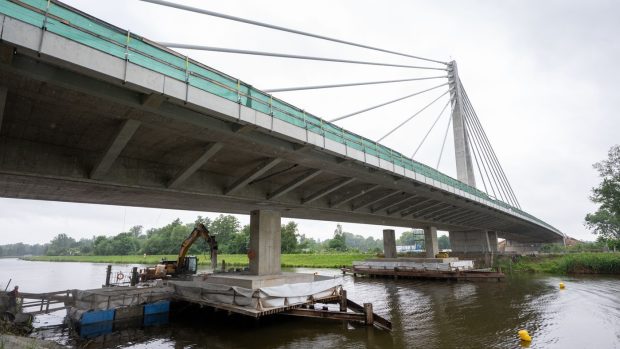 Demolice dočasných betonových podpěr lanového mostu na Labi v Pardubicích