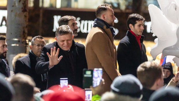 Robert Fico na protivládní demonstraci před prezidentským palácem v Bratislavě