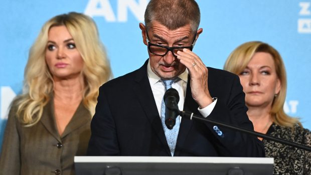 Andrej Babiš (ANO) s manželkou Monikou a ministryní Alenou Schillerovou (za ANO)