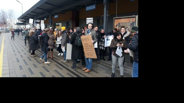 Demonstranti proti Andreji Babišovi v Náchodě.