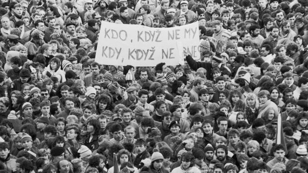 Listopad 1989 v Praze, demonstrace na Letné