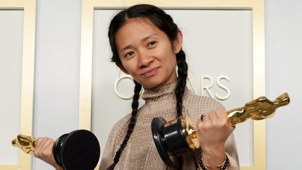 Chloé Zhao, režisérka filmu Země nomádů, který se stal vítězným snímkem 93. ročníku Oscarů