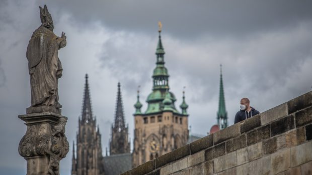 Lidé s rouškou v centru Prahy