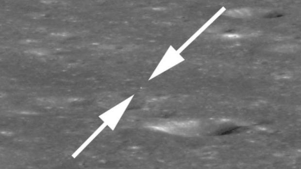 Agentura NASA zveřejnil snímek ze své lunární družice, který zachycuje čínskou sondu Čchang-e 4 na povrchu odvrácené strany Měsíce