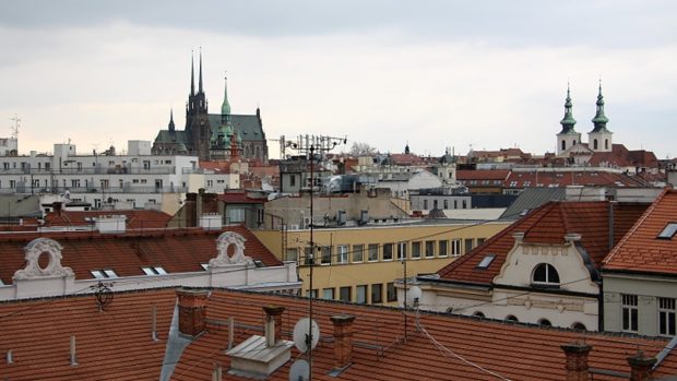 Brněnský rozhlas nyní působí v Beethovenově ulici. Před sto lety ale začal vysílat ze střechy Zemského domu