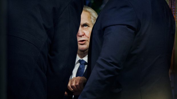 Letošní volby prezidenta. Prezident Miloš Zeman v pátek odpoledne 12.1.2018 na první pokus neodvolil, poté, co ukrajinská aktivistka z hnutí Femen Angelina Diashová zaskočila Miloše Zemana a jeho ochranku, když proti němu protestovala ve volební místnosti.