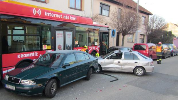 Trolejbus najel v Otrokovicích do zaparkovaných aut. Sedm jich poškodil