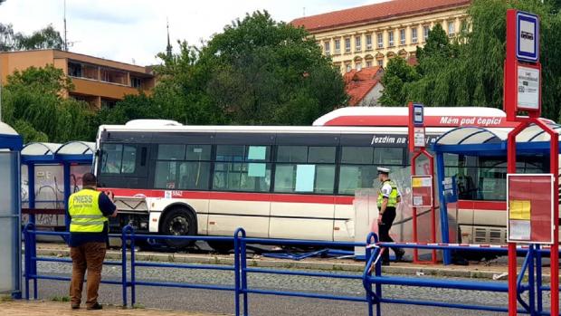 Autobus ve Slaném najel na zastávku